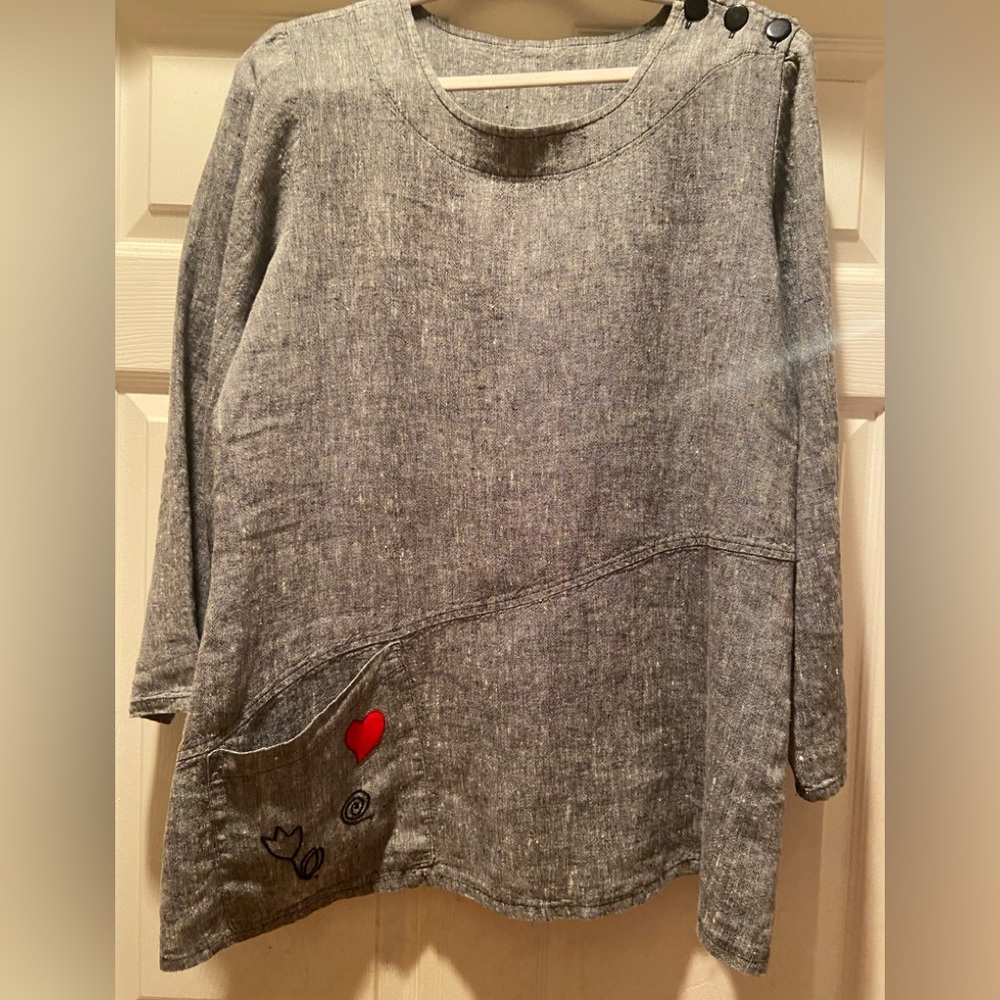Adorable linen heart ❤️ embroidered top